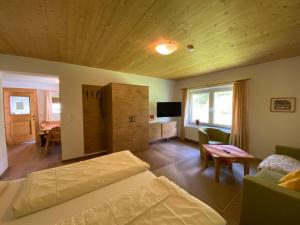 ein Schlafzimmer mit einem Bett, einem Sofa und einem Tisch in der Unterkunft Haus Waldheim und Dependance in Scharnitz