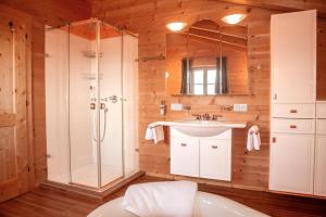 Koupelna v ubytování Chalet im Grünen in Seenähe + 18 fotografií