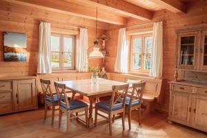 Fotografie z fotogalerie ubytování Chalet im Grünen in Seenähe v destinaci Trimmelkam