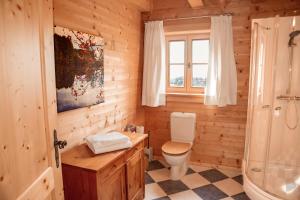 Koupelna v ubytování Chalet im Grünen in Seenähe