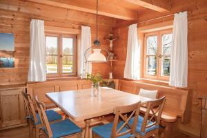 Fotografie z fotogalerie ubytování Chalet im Grünen in Seenähe v destinaci Trimmelkam