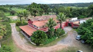乌巴雅拉HOTEL FAZENDA Engenho Velho的棕榈树环绕的房屋的鸟瞰图