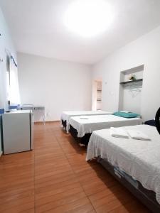 um quarto com três camas num quarto em HOTEL FAZENDA Engenho Velho em Ubajara