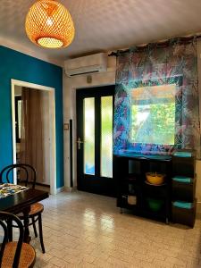 uma sala de jantar com um aquário na parede em Apartmani Zora em Cres