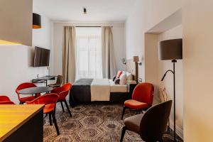 une chambre d'hôtel avec un lit, une table et des chaises dans l'établissement N33 Premium Apartments Old Town Kraków, à Cracovie