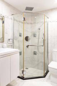 W łazience znajduje się prysznic ze szklanymi drzwiami. w obiekcie Entire Luxury Sliema Townhouse Steps from Beach w mieście Sliema