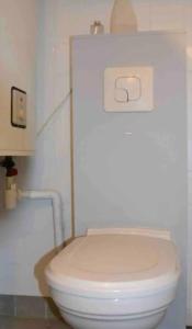baño con aseo blanco en una habitación en Leleka Hostel 4 km Disneyland 30 min Paris, en Esbly