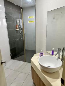 y baño con lavabo y ducha. en ARH Home KLCC en Kuala Lumpur