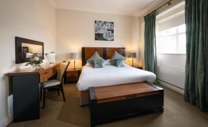 Säng eller sängar i ett rum på Castle Hotel Macroom