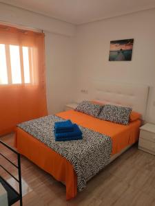 バレンシアにあるAlturaのベッドルーム1室(オレンジと黒の掛け布団付きのベッド1台付)