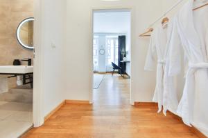 biała łazienka z umywalką i lustrem w obiekcie ColmarAppart Vauban avec Spa w mieście Colmar