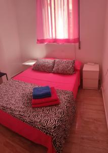 バレンシアにあるAlturaのベッドルーム1室(ベッド2台、ピンクの窓付)