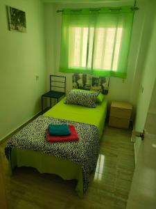 バレンシアにあるAlturaのベッドルーム1室(ベッド1台、窓、ベッドサイドサイドサイドサイドサイドサイドサイドサイドサイドサイドサイドサイドサイドサイドサイドサイドサイドサイドサイドサイドサイドサイドサイドサイドサイドサイドサイドサイドサイドサイドサイドサイドサイドサイドサイドサイドサイドサイドサイドサイドサイドサイドサイドサイドサイドサイドサイドサイドサイドサイドサイドサイドサイドサイドサイドサイドサイドサイドサイドサイドサイドサイドサイドサイドサイドサイドサイドサイドサイドサイドサイドサイドサイドサイドサイドサイドサイドサイドサイドサイドサイドサイドサイドサイドサイドサイドサイドサイドサイドサイドサイドサイドサイドサイドサイドサイドサイドサイドサイドサイドサイドサイドサイドサイドサイドサイドサイドサイドサイドサイドサイドサイドサイドサイドサイドサイドサイド