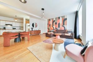 salon z kanapą i stołem w obiekcie ColmarAppart Vauban avec Spa w mieście Colmar