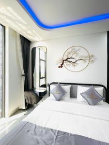 1 dormitorio con 1 cama blanca grande y 1 silla en SUMO HOTELS, en Da Nang