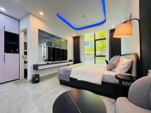 1 dormitorio con cama y ventana grande en SUMO HOTELS, en Da Nang