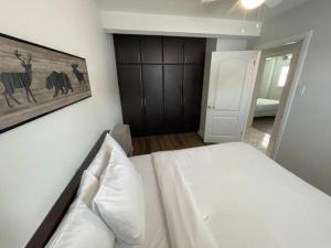 Un pat sau paturi într-o cameră la Bay Motel