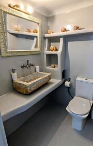 łazienka z umywalką i toaletą w obiekcie Anoi Rooms w mieście Tinos