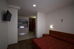 聖焦萬尼羅通多的住宿－Hotel e Appartamenti La Solaria，一间带床的小卧室和一间厨房