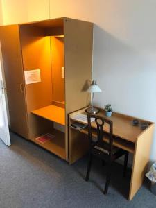 Terndrup Kro : مكتب مع كرسي بجوار خزانة