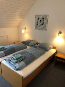 Terndrup Kro : غرفة نوم بسريرين في غرفة بها اضاءة