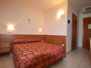 A bed or beds in a room at Hotel e Appartamenti La Solaria