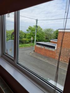 una ventana con vistas a la calle en KELVIN HOUSE en Durham