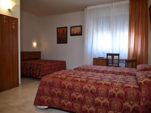 A bed or beds in a room at Hotel e Appartamenti La Solaria