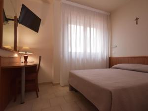 A bed or beds in a room at Hotel e Appartamenti La Solaria