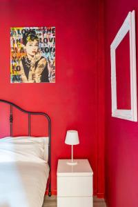 ボローニャにあるCorte de’ Galluzzi My Home For Youの赤いベッドルーム(ベッド1台付)が備わります。