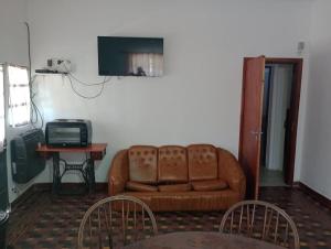 un soggiorno con divano e tavolo con TV di El remanso a Concordia