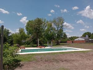 una piscina con due panchine in un cortile di El remanso a Concordia