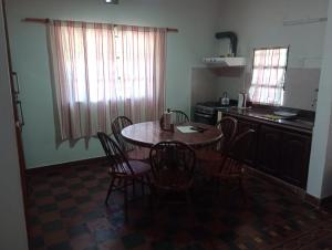 eine Küche mit einem Tisch und Stühlen im Zimmer in der Unterkunft El remanso in Concordia