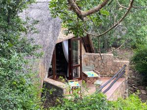 Big Cave Camp外面的花园