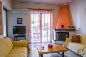 Sunny Apartment في أثينا: غرفة معيشة مع أريكة ومدفأة