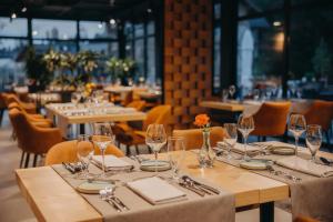 Reštaurácia alebo iné gastronomické zariadenie v ubytovaní Platinum Mountain Hotel&SPA