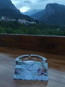 Vista generica sulle montagne o vista sulle montagne dall'interno dell'affittacamere