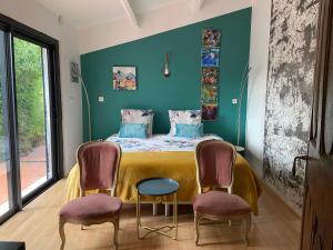 皮耶爾拉特的住宿－Chambres Doubles La Cigale，一间卧室配有一张带两把椅子的床