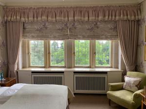 Postel nebo postele na pokoji v ubytování Schlosshotel Kronberg - Hotel Frankfurt