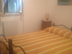 um quarto com uma cama com um colchão às riscas em I Trulletti di nonna MIMMA em La Correggia