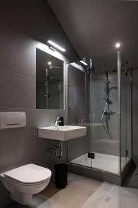 La salle de bains est pourvue d'un lavabo, d'une douche et de toilettes. dans l'établissement Luis von Weyden, à Weiden am See