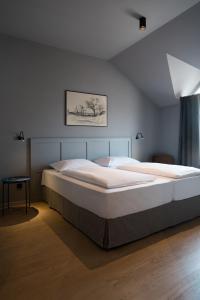 een slaapkamer met een groot bed in een kamer bij Luis von Weyden in Weiden am See