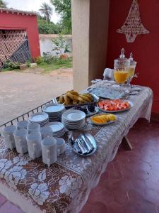 uma mesa com pratos e tigelas de comida em HOTEL FAZENDA Engenho Velho em Ubajara