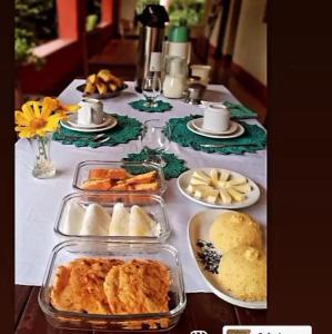 uma mesa com pratos de comida numa mesa em HOTEL FAZENDA Engenho Velho em Ubajara
