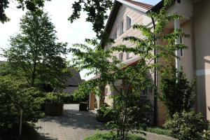a courtyard of a house with a tree at Appartementhaus Steiger in Bad Füssing