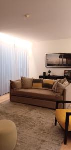 una sala de estar con un sofá marrón en una habitación en Casa do Escorrega, en Grândola