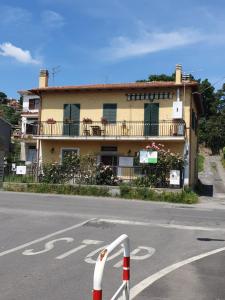 a building on the side of a road with a street sign at Casa di Marisa in Trevignano Romano