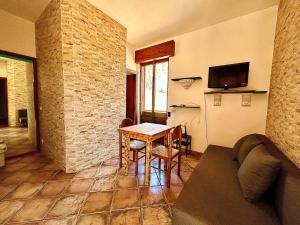 sala de estar con mesa y sofá en Villa Petrelli, en Torre dell'Orso