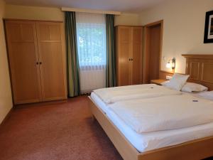 Un pat sau paturi într-o cameră la Appartementhaus Steiger