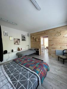 - une chambre avec un lit et un bureau dans l'établissement Chez Léandre, à Vitry-le-François